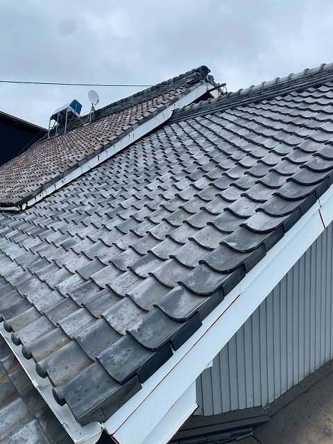 凍害被害の瓦破損が生じた屋根